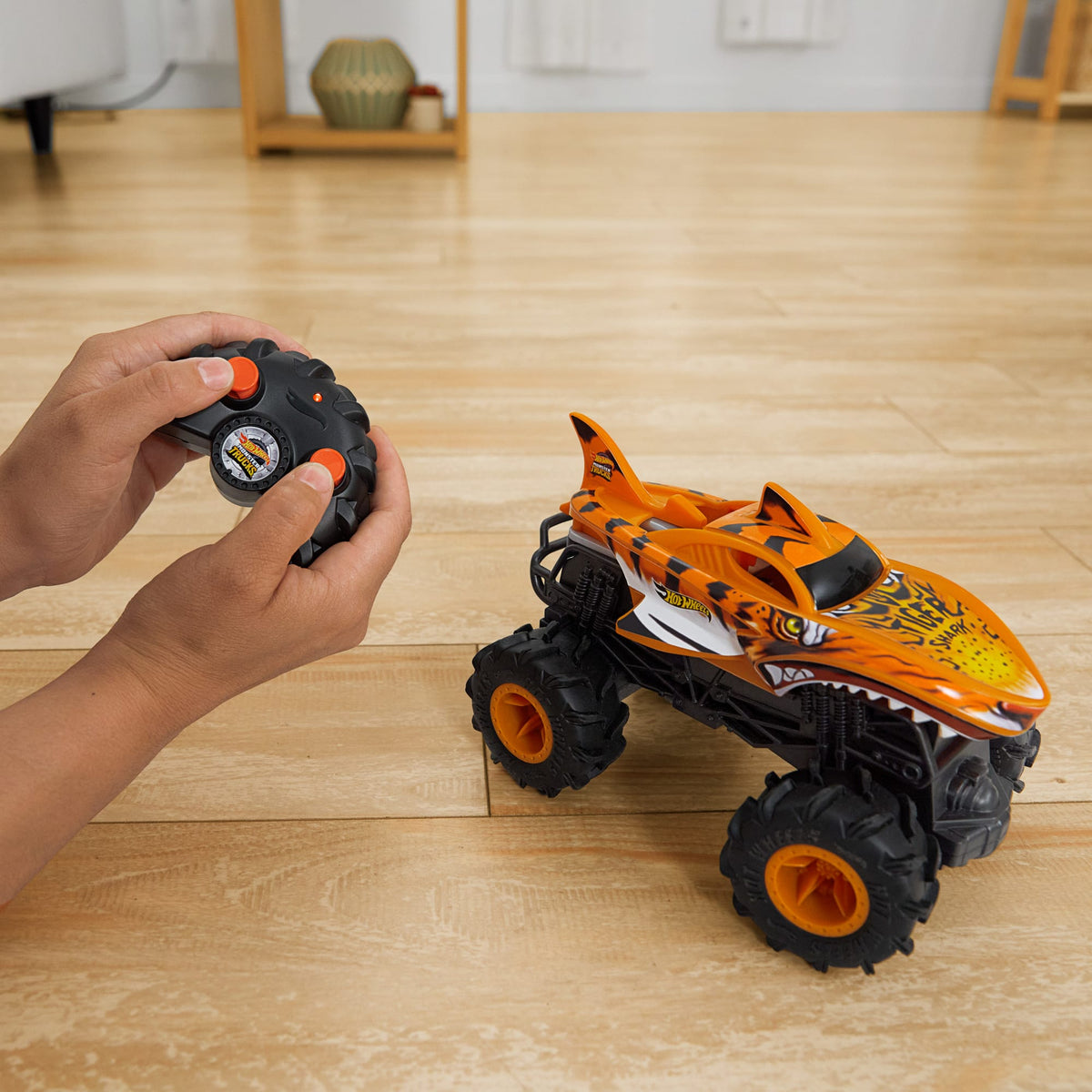 Hot Wheels RC Monster Trucks HW Tiger Shark RC in 1:24 Scale, Remote-Control Toy Truck